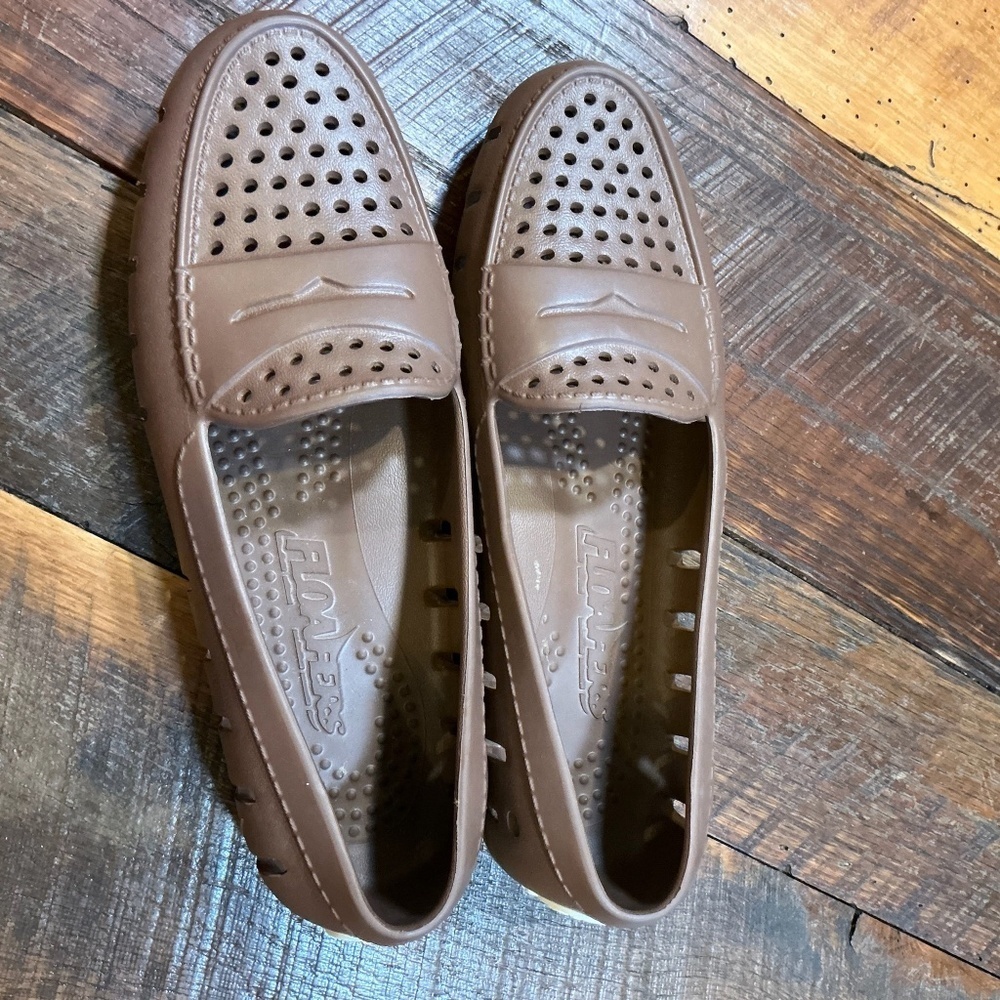 Floafers Women’s Posh Driver Brown Coconut Perforated Foam Loafers Size 9